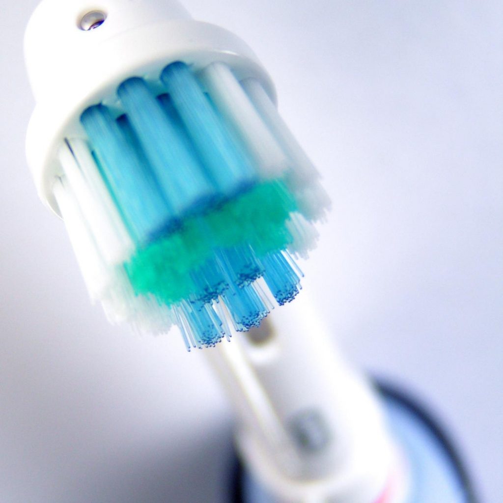 limpiar-cepillo-dientes-electrico